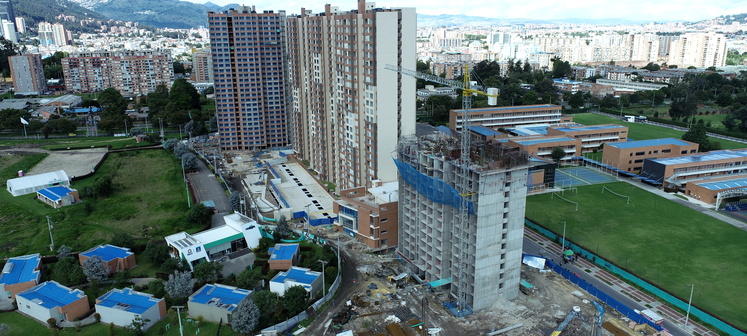 torre de apartamentos en construcción Navarra Avance obra Julio 2022