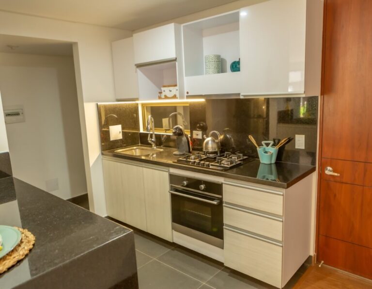 cocina integral con estufa - acabados de apartamentos - pratum apartamentos en venta en el norte de bogotá - urbansa constructora